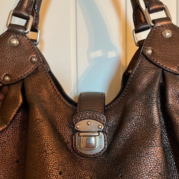 FLASH SALE🔥🔥EXCELLENT CONDITION💗 LOUIS VUITTON XL BRONZE MAHINA BAG💗💗💗 - Picture 2 of 12